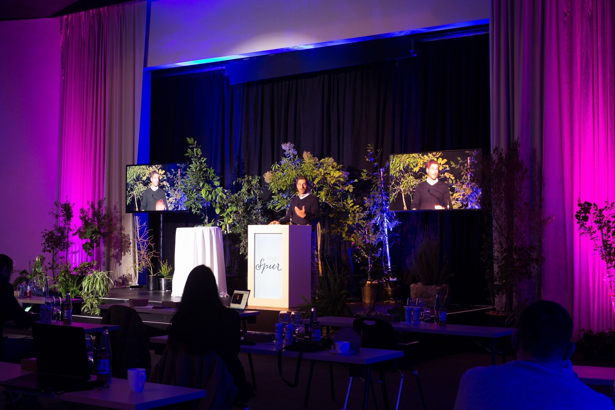 Conference Hybrid Stage Conference Hybrid Stage